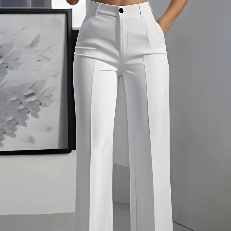 Pantalon Natalia fortq blanc en tissu lisse, taille haute boutonnée et coupe droite à jambes larges avec poches latérales.