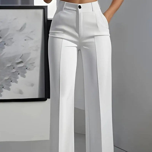 Pantalon Natalia fortq blanc en tissu lisse, taille haute boutonnée et coupe droite à jambes larges avec poches latérales.