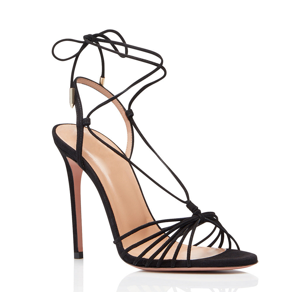 Sandales à talons noires en simili cuir, à brides fines et talon aiguille, avec liens à nouer à la cheville